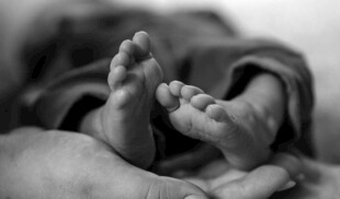 婴儿小手握小脚瞬间