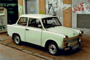 复古浅绿色老式轿车停巷中