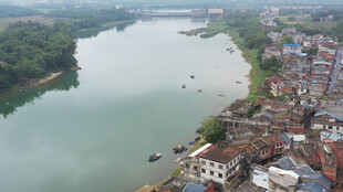 河畔城镇俯瞰美景