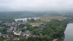 俯瞰山水相依的美丽村落