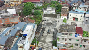 俯瞰老旧居民区景象