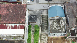 老旧屋顶与狭窄通道景象