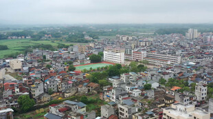 俯瞰城市与周边田园景观