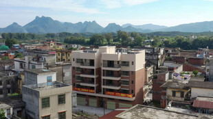 俯瞰城市与远山景观