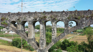 古老石拱桥渡槽水渠