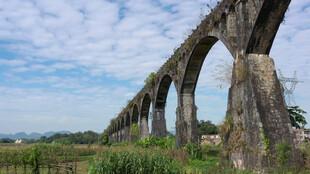 古老拱形渡槽横跨绿野