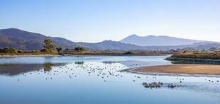 宁静山水湖景风光图