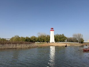 湖畔灯塔