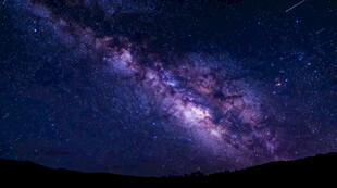 璀璨星空下的壮丽宇宙景观