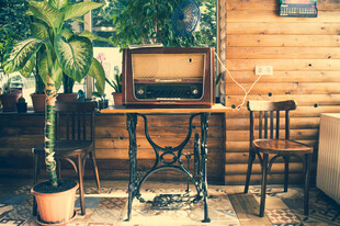 复古户外休闲桌椅布置场景