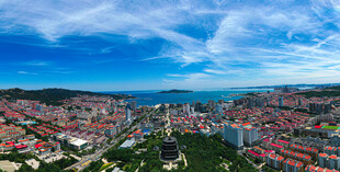 威海城市全景俯瞰多彩建筑与海