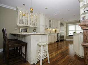 现代简约风格温馨厨房空间