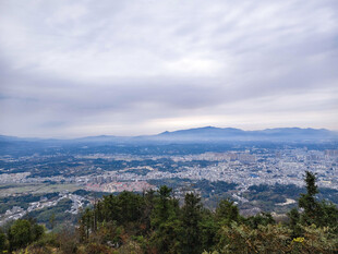 俯瞰城市与远山美景