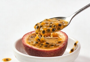 百香果果肉被勺子舀起