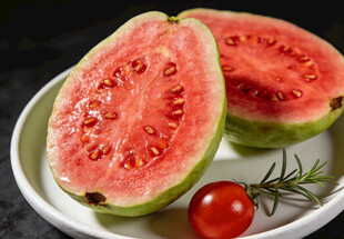 切开的红心芭乐