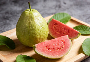 木盘上的番石榴