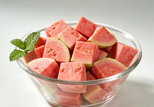 玻璃碗中的切块番石榴