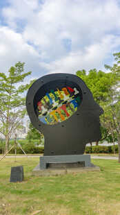 草地上的多彩雕塑