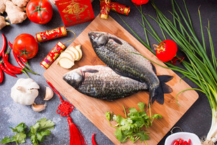 鲜鱼与多样配菜