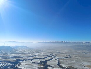 冬日旷野雪景俯瞰视角