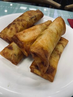 美味炸春卷摆于白盘