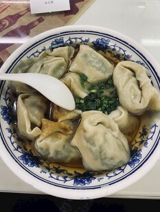 青花瓷碗中的美味馄饨