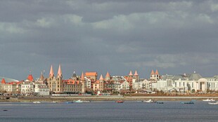 海滨城市天际线景观