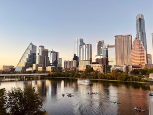 城市河畔的现代建筑景观