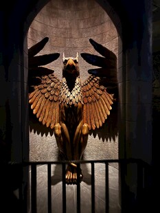 神秘展翅雕像于暗黑空间