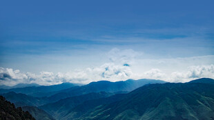 壮丽山景与蓝天