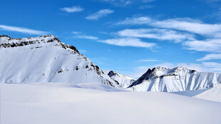 雪山蓝天壮丽自然景观