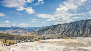 壮丽山景与开阔地貌风光