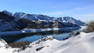 冬日雪山下的宁静湖泊