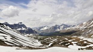 雪山山谷壮丽自然景观