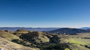 山峦绿野间的辽阔风光