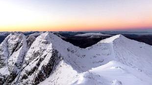 雪山壮丽日出景观