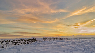 雪野上的绚烂日落美景