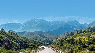蜿蜒山路旁的秀丽山峦