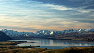 壮丽山水间的静谧湖泊