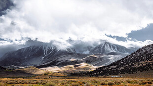 壮丽雪山下的广袤原野