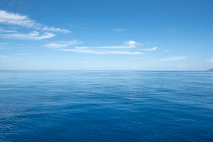 广阔蔚蓝海洋与天际美景