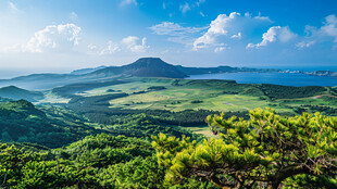 青山碧海间的壮美风光