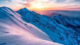雪山壮丽日出美景