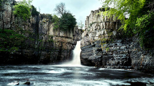 壮丽山间瀑布景观