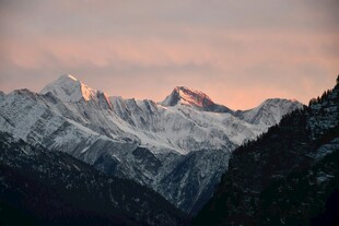 雪山壮丽日出景观