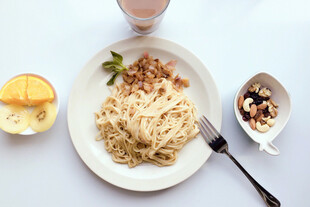 意面配小食与饮品