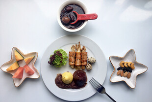 精致摆盘的美味早餐