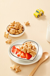 心形盘装草莓与美味零食