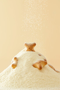 面粉堆上的可爱饼干