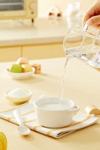 倒水入碗的温馨厨房场景